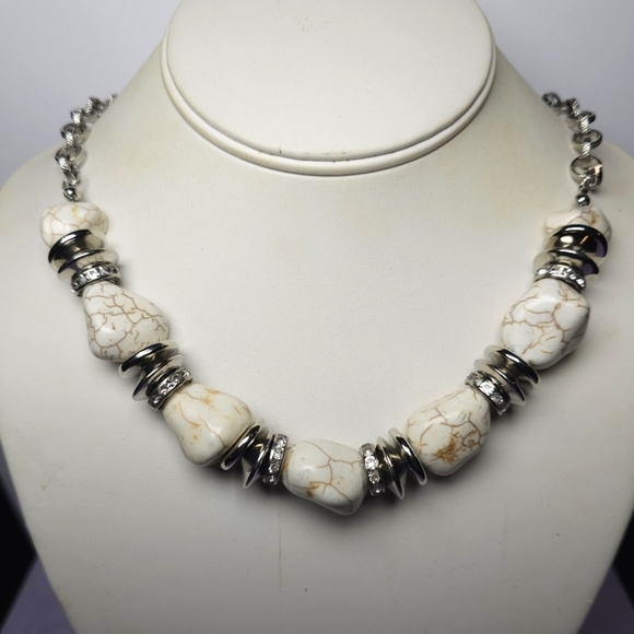 👍 5 for $20 Howlite & Silver Tone Chunky Statement Necklace - Picture 1 of 7